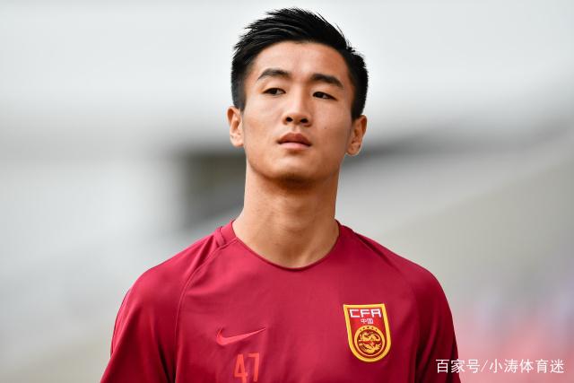 文班亚马观战巴黎4比2曼城 获赠印马刺字样球衣